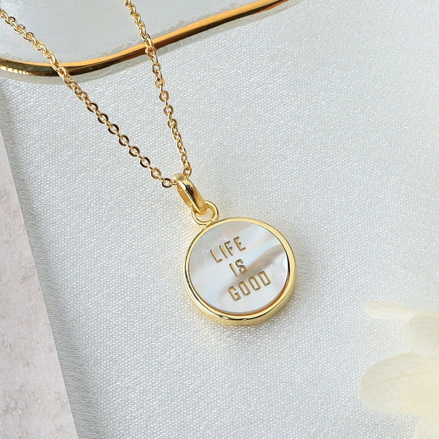 Wholesale Gold Plated Round White Shell Carved Letter Pendant Necklace, Customized Letters, Natural Shell Coin Jewelry KZ011
