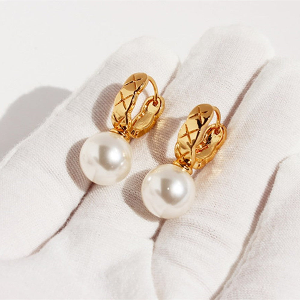 Gold Plated Diamond-Pattern Hoop Silver Gray & White Pearl Earrings, Daily Wear, Lady Fashion Jewelry AL1044