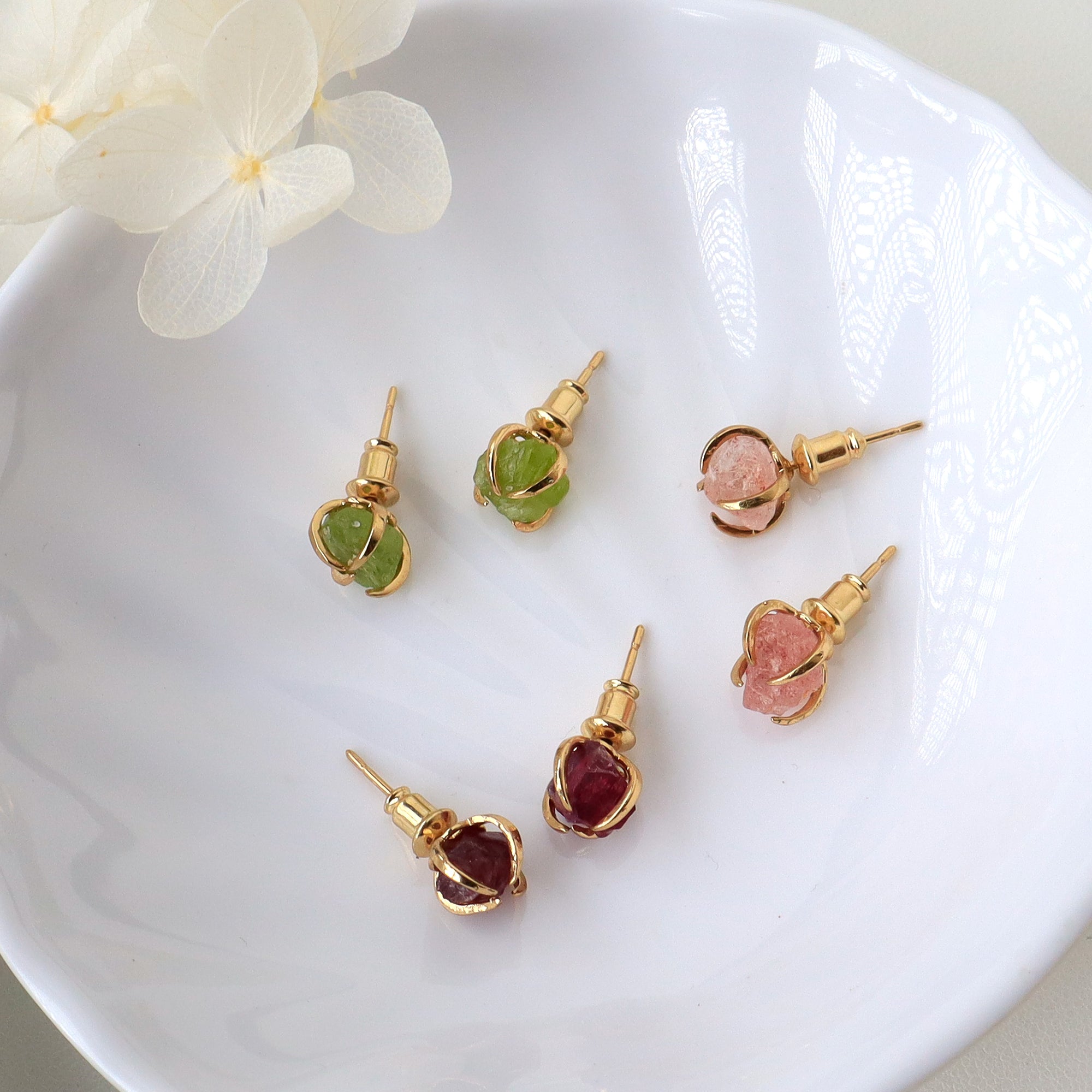 Gold Plated Claw Natural Birthstone Stud Eartrings, July Strawberry Quartz Earrings, August Peridot Earrings, January Garnet Earrings, Healing Gemstone Jewelry BT009